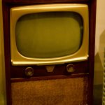 オレンジがかったテレビの正体は…